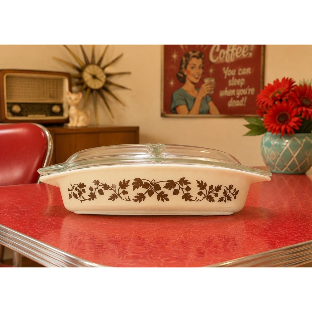 Vintage Pyrex 1960's Gold Acorn Divided Casserole Dish 1.5 QT w/Lid Cream